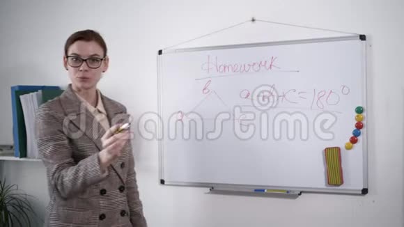 教育理念戴眼镜的漂亮老师上课讲三角形的几何形状女青年视频的预览图