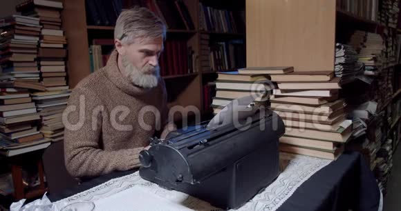 欧内斯特海明威正在从打字机上撕下一张4K的纸视频的预览图