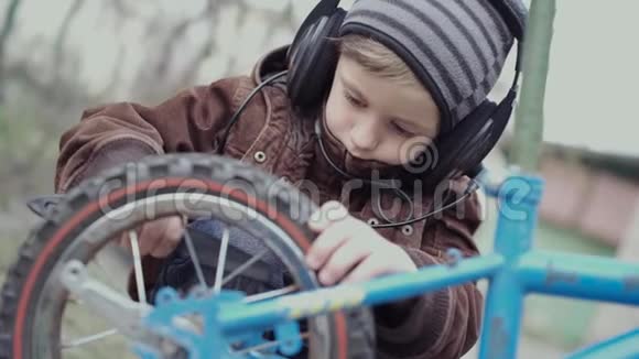 一个五岁的男孩正在给他的孩子们的自行车保养视频的预览图