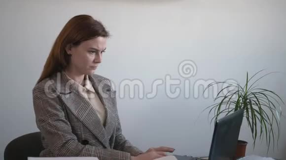 疲劳的工人感到脖子疼痛肌肉疼痛以缓解紧张坐在错误的位置在办公室工作笔记本电脑视频的预览图