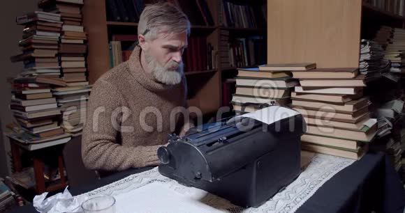 愤怒的欧内斯特海明威正在从打字机上撕下一张纸4K视频的预览图