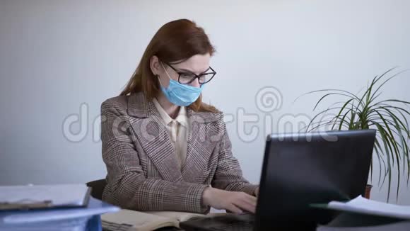 卫生防护戴防护医疗面罩的年轻女性办公室工作人员在检疫和使用防腐剂视频的预览图