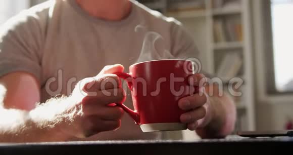 白种人男性在社交上疏远在家喝咖啡视频的预览图