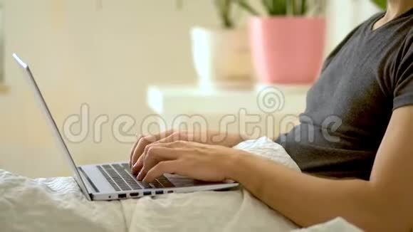 一个男人在家里的笔记本电脑里工作远程工作的概念视频的预览图