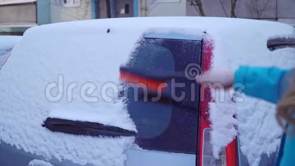 女人用刷子擦雪车视频的预览图