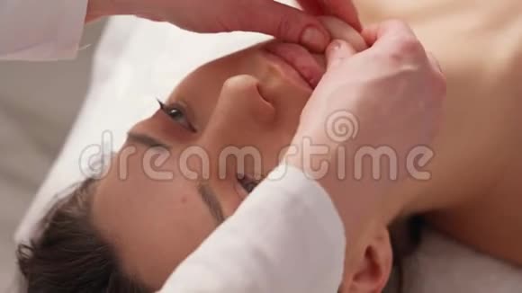 美容师为病人做面部肌肉颊部按摩视频的预览图