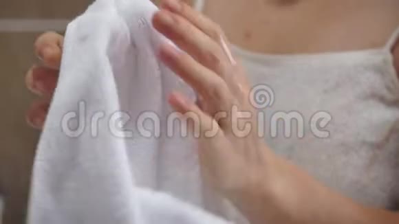 一位打扮得漂漂亮亮的女性在洗澡后用毛巾擦拭自己的身体擦拭部分视频的预览图