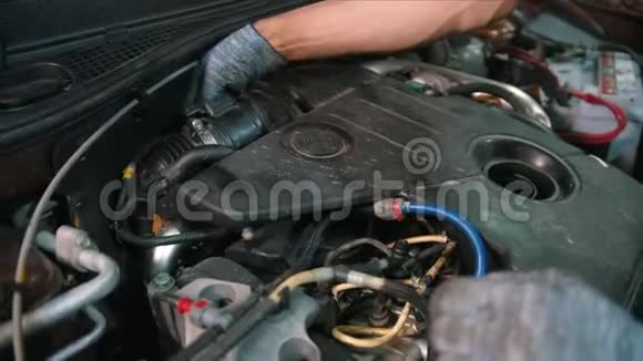 汽车修理厂工人断开汽车引擎盖下的油门总成视频的预览图