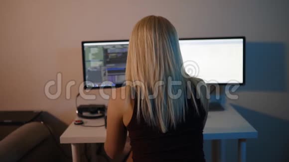 美国女程序员在家工作视频的预览图