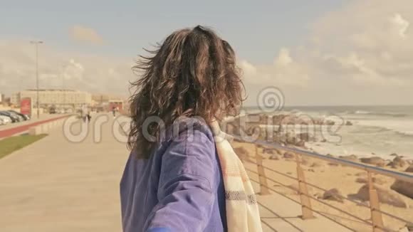 女人在海边的沙滩上牵着男人的手视频的预览图