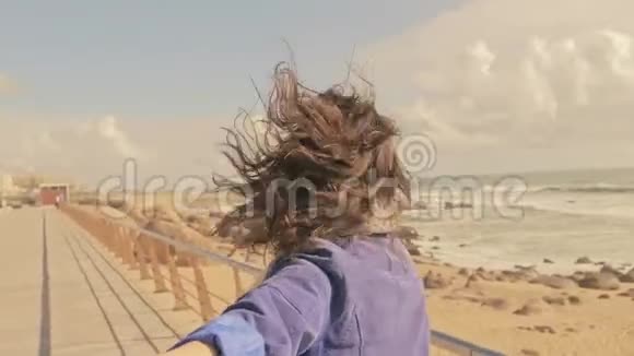 遵循我的概念女人在海边的沙滩上牵着男人的手视频的预览图