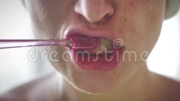 口腔卫生漂亮的女人在现代浴室里用特殊的刷牙工具牙膏刷牙视频的预览图