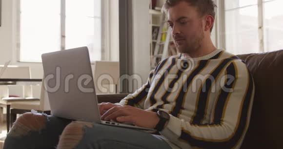 高加索族男性在家工作视频的预览图