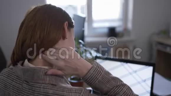 医疗保健年轻女性因在办公室电脑加班而颈部疼痛的特写人体问题视频的预览图