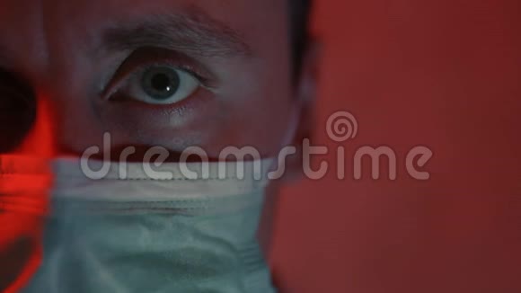伤心人眼睛闭在绿色病毒防护面罩看你在红色背景视频的预览图
