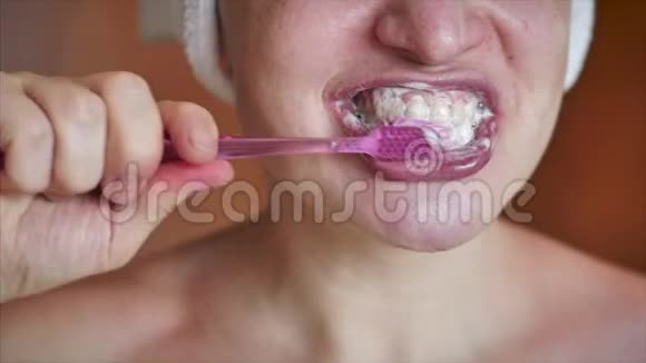 现代浴室里漂亮的女孩或女人用特殊的刷牙工具牙膏刷牙视频的预览图
