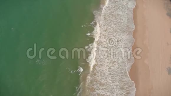 航拍无人机从海洋海浪美丽的海浪中一个接一个地拍摄画面视频的预览图