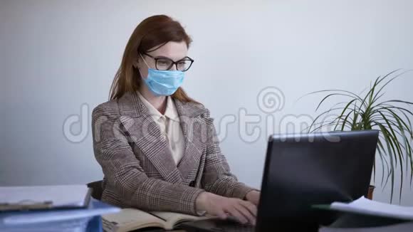 检疫戴医用口罩保护病毒或感染的女员工用防腐剂处理双手并去除视频的预览图