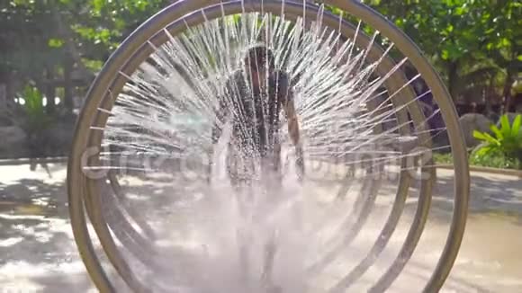 一个年轻人在水上公园里穿过圆形按摩浴缸视频的预览图