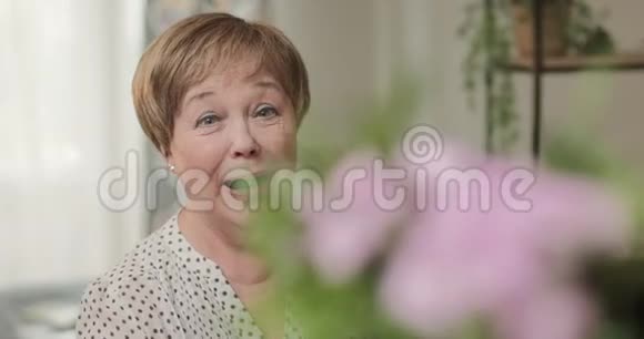 近距离观看情绪激动的老年妇女采花和微笑儿子给他妈妈花束人的概念视频的预览图