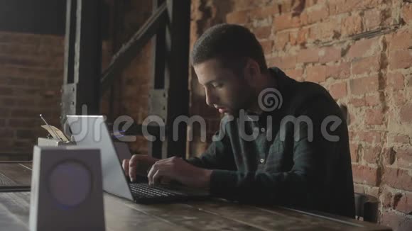 专注于商业的企业家在笔记本电脑上打字做研究年轻的男性专业人士使用电脑视频的预览图