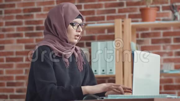 这位穆斯林妇女摘下眼镜揉了揉眼睛一个戴头巾的年轻女孩因为视频的预览图