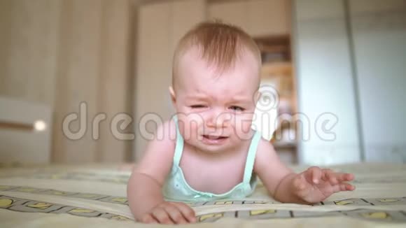 婴儿哭着躺在床上淘气的孩子视频的预览图