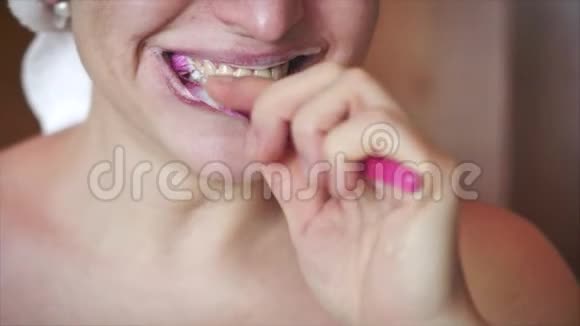 现代浴室里漂亮的女孩或女人用特殊的刷牙工具牙膏刷牙视频的预览图