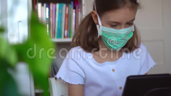 小女孩在隔离期间使用平板电脑视频的预览图