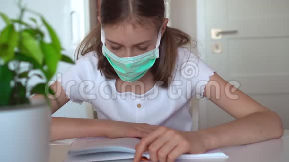 小女孩在隔离期间阅读教科书视频的预览图