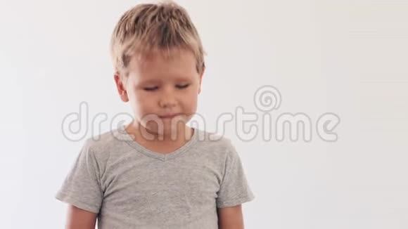 戴一次性面膜的男孩停止冠状病毒视频的预览图