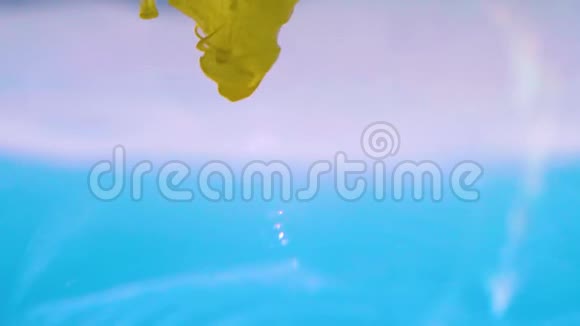黄色墨水在水中缓慢运动视频的预览图
