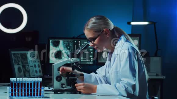 在现代实验室工作的女科学家博士进行微生物学研究实验工具显微镜试管视频的预览图