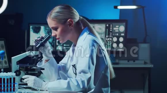 在现代实验室工作的女科学家博士进行微生物学研究实验工具显微镜试管视频的预览图