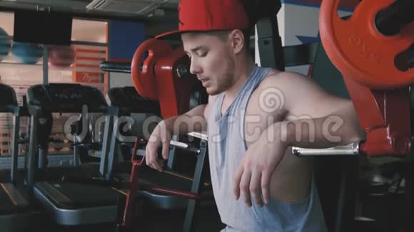 肌肉男在健身房锻炼锻炼体重视频的预览图