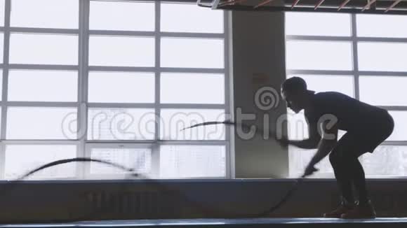 肌肉男在健身房锻炼交叉配合概念体育运动绳子训练运动员锻炼视频的预览图