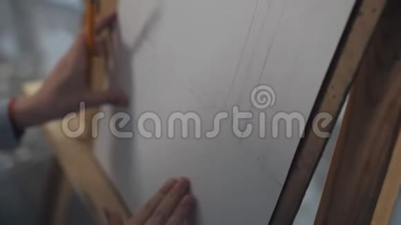 女生画铅笔苹果在美术学校坐在画架前特写视频的预览图