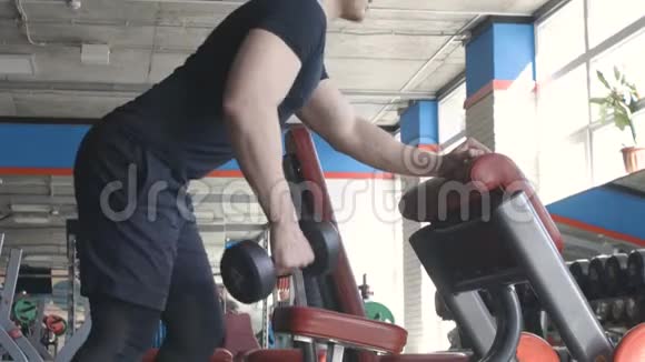肌肉男在健身房锻炼锻炼体重视频的预览图