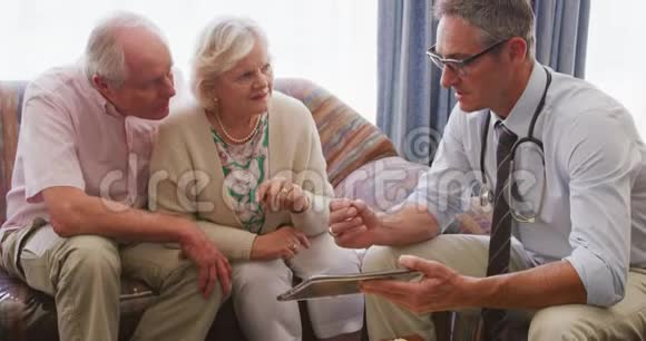 一对老夫妇在养老院和医生谈话视频的预览图
