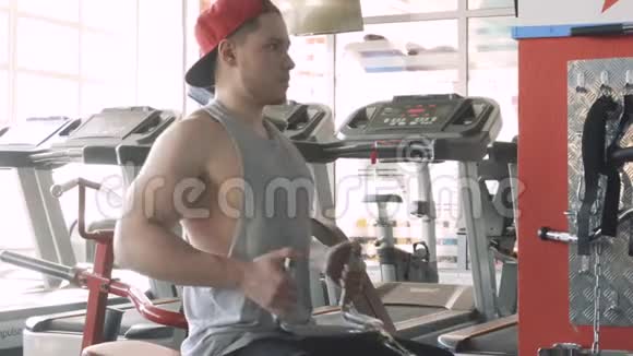 在健身房的排机上进行肌肉健身男子训练交叉健身概念锻炼锻炼概念视频的预览图