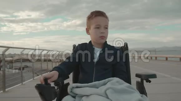 城市户外的残障儿童视频的预览图