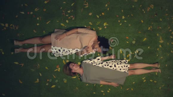 两个女孩在草地上慢动作2x上景视频的预览图