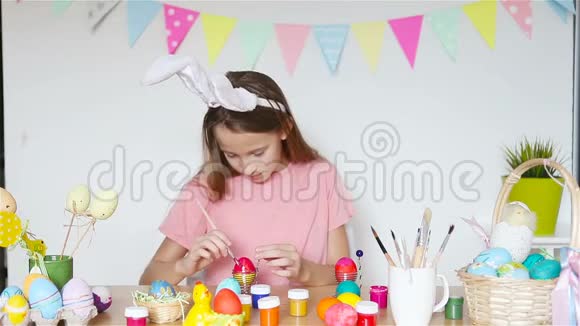 复活节快乐复活节时戴着兔子耳朵的漂亮小孩视频的预览图