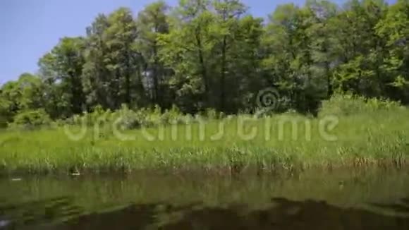 从水到河岸的景色视频的预览图