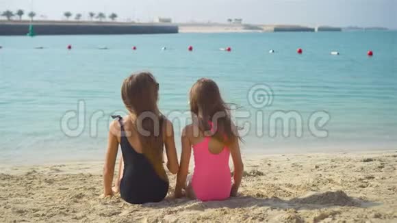 小快乐有趣的女孩在热带海滩玩得很开心视频的预览图