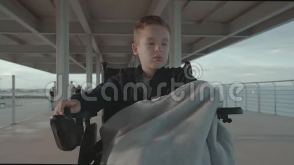 室外电动轮椅残疾儿童视频的预览图