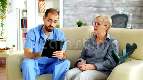 护理院持平板电脑的医生视频的预览图