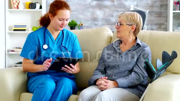 护士院持有平板电脑的女医生视频的预览图