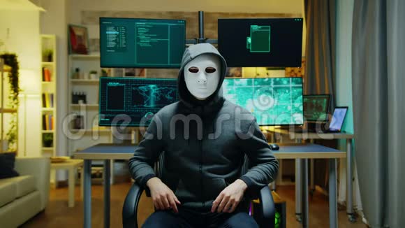 戴着白色面具的网络罪犯视频的预览图