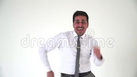 一位年轻的阿拉伯商人快乐地跳舞快乐的上班族视频的预览图